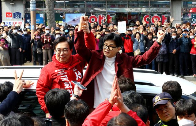부산 구포시장 찾은 전 한동훈 비대위원장과 서병수 북구갑 전 국회의원 후보[사진=연합뉴스]