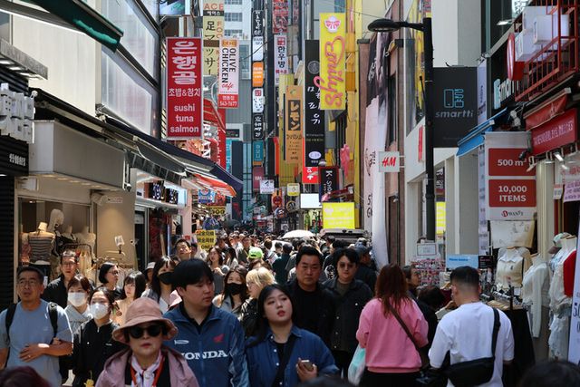 서울 중구 명동을 찾은 외국인 관광객들이 거리를 둘러보고 있다. [사진=연합뉴스]