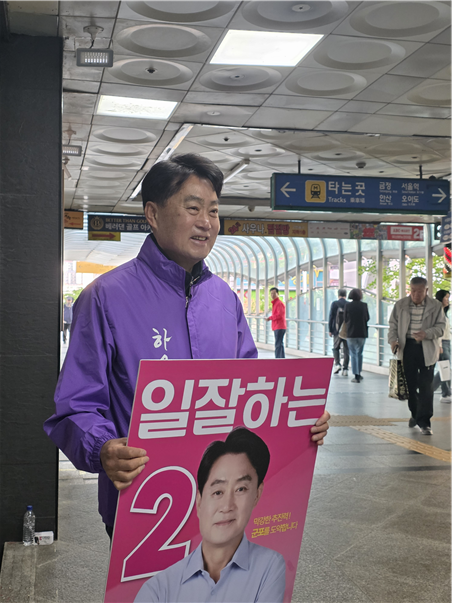 거리인사에 나선 하은호 군포시장 후보 [사진=하은호]