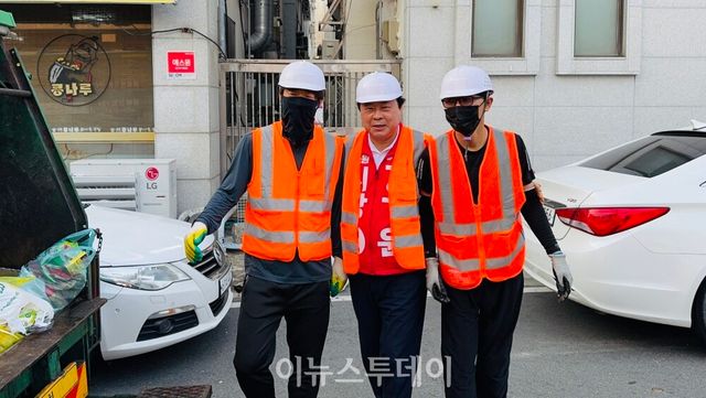 강기윤 창원시장 후보(사진 가운데), 쓰레기 수거 작업 현장 [사진=강기윤 후보 선거사무소]