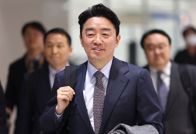 특사 자격으로 캐나다·노르웨이 방문을 마친 강훈식 대통령비서실장이 지난 1월 31일 인천공항 2터미널을 통해 귀국하고 있다. [사진=연합뉴스]