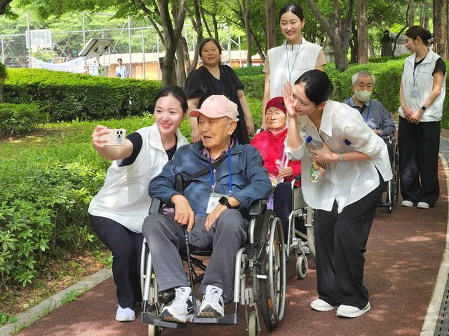 1일 오전 서울 강서구에 위치한 방화근린공원에서 에어프레미아 신입 객실승무원들이 어르신들과 함께 산책 봉사활동을 진행하고 있다. [사진=에어프레미아]