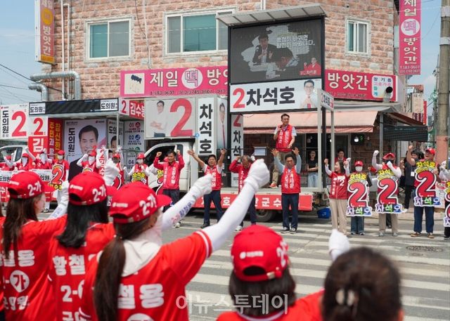 차석호 함안군수 후보, 대산시장 유세 [사진=차석호 후보 선거사무소]