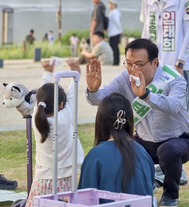 임태희 경기도교육감 후보가 시민들과 만나 어린이들의 인사에 화답하며 소통하고 있다. 임 후보는 “교육의 기본은 인성”이라며 바른 인성을 갖춘 인재 양성의 중요성을 강조했다. [사진=임태희 후보 캠프]