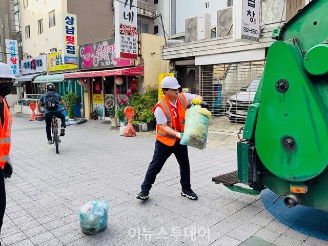강기윤 후보, 쓰레기 수거 활동 참여 [사진=강기윤 후보 선거사무소]