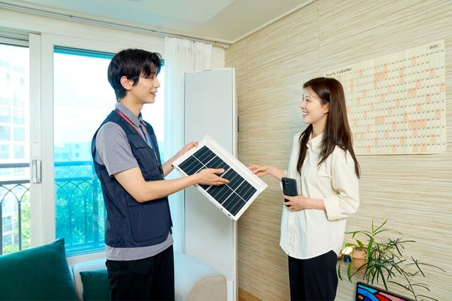 서비스 엔지니어가 에어컨 점검 방법을 안내하는 모습. [사진=삼성전자]