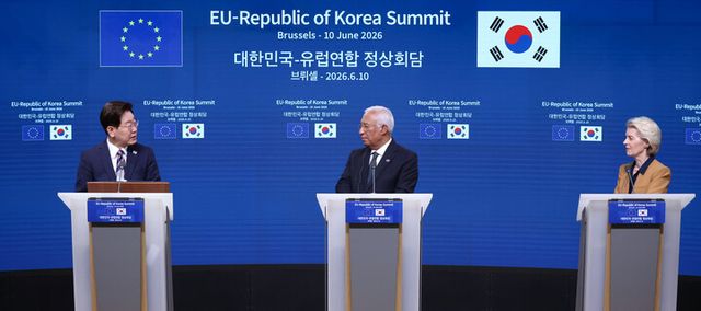 이재명 대통령이 10일(현지 시각) 벨기에 브뤼셀 EU이사회 본부에서 안토니우 코스타 EU 정상회의 상임의장, 우르즐라 폰데어라이엔 EU 집행위원장과 공동언론발표를 하고 있다. [사진=연합뉴스]