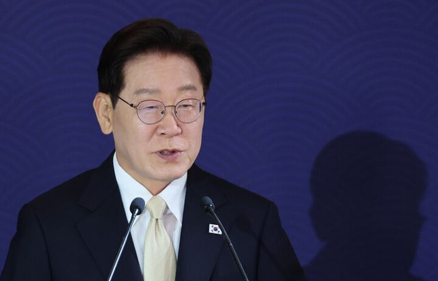 이재명 대통령이 9일(현지 시각) 벨기에 브뤼셀 한 호텔에서 열린 동포 만찬간담회에서 인사말을 하고 있다. [사진=연합뉴스]