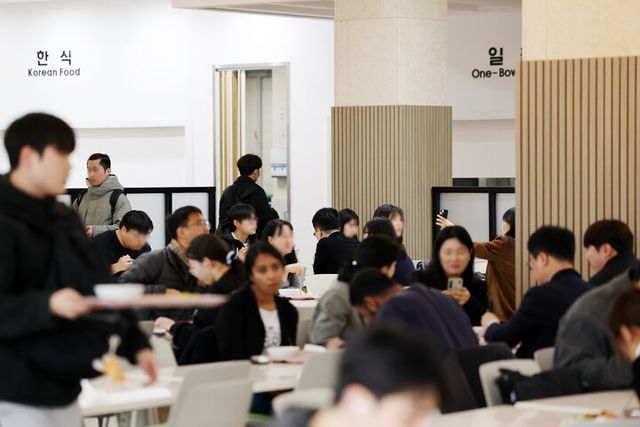 광주 북구 용봉동 전남대학교에 있는 학생회관 구내식당이 북적이고 있다. [사진=연합뉴스]