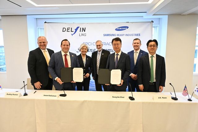 9일(현지시간) 미 워싱턴 D.C에서 열린 '델핀 FLNG 1호기 계약 서명식'에서&nbsp;(왼쪽부터)&nbsp; 더들리 포스톤 델핀 미드스트림 CEO, 제이슨 칼리스만 탈리스만 그룹 CEO, 강경화 주미대사, 스티브 카멀 미국 해사청 청장,&nbsp;최성안 삼성중공업 부회장, 카일 하우스트바이트 미국 에너지부 차관보, 윤재균 삼성중공업 영업본부장이 기념촬영을 하고 있다. [사진=삼성중공업]