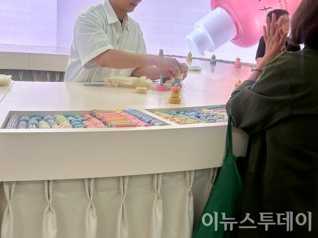 사핀 팝업스토어 내 캔들 만들기 체험. [사진=한민하 기자]