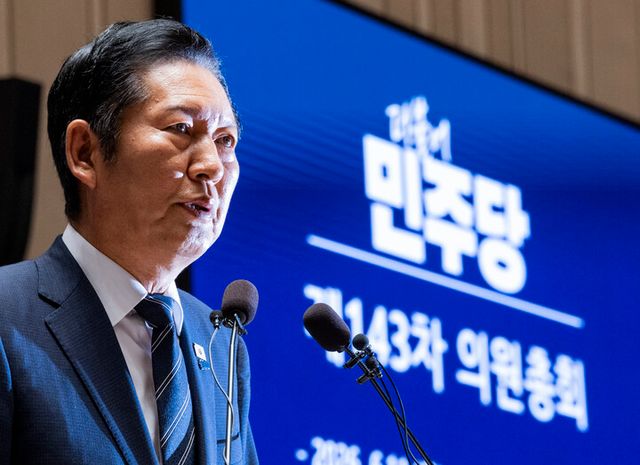 더불어민주당 정청래 대표가 11일 국회에서 열린 의원총회에서 발언하고 있다.[사진=연합뉴스]