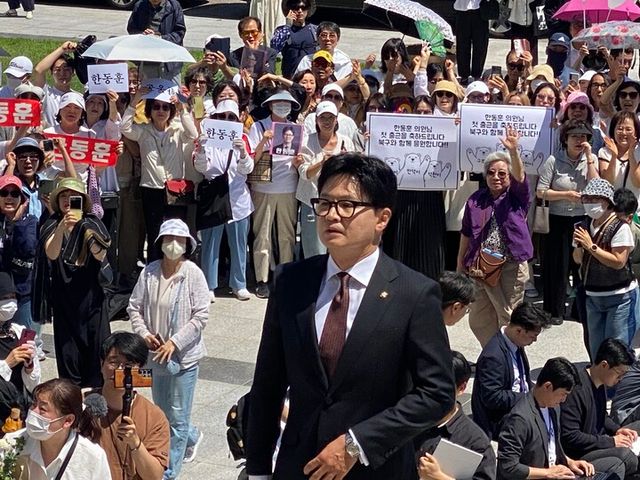 6월 5일 한동훈 의원이 국회 등원을 위해 지지자들과 인사를 나누고 국회 본관으로 입장하고 있다.[사진=이뉴스투데이]
