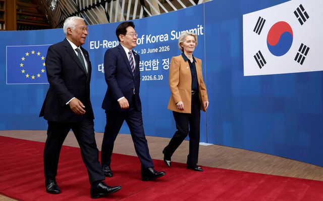 이재명 대통령이 10일(현지 시각) 벨기에 브뤼셀 EU이사회 본부에서 안토니우 코스타 EU 정상회의 상임의장, 우르술라 폰 데어 라이엔 EU 집행위원장과 기념촬영을 마친 뒤 환영식을 위해 이동하고 있다. [사진=연합뉴스]