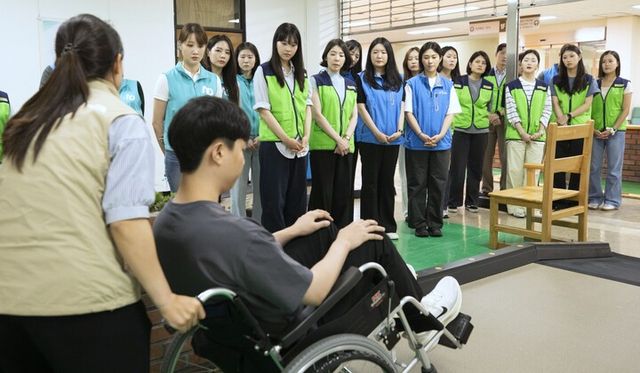 진에어, 에어부산, 에어서울 임직원들이 지난 10일 국립재활원에서 교통약자 이용 환경 체험 교육을 진행했다. [사진=진에어]