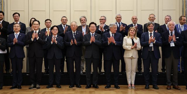 이재명 대통령이 12일(현지 시각) 이탈리아 로마의 한 호텔에서 열린 비즈니스 라운드테이블에서 참석자들과 기념 촬영을 하고 있다. [사진=연합뉴스]