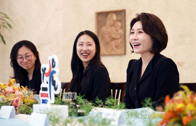 이재명 대통령과 함께 이탈리아를 국빈 방문한 김혜경 여사가 12일(현지 시각) 로마 한인신학원에서 열린 2027 서울 세계청년대회 관련 간담회에서 발언하고 있다. [사진=연합뉴스]