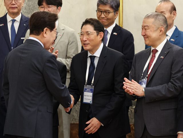 이재명 대통령이 12일(현지 시각) 이탈리아 로마의 한 호텔에서 열린 비즈니스 라운드테이블에 입장하며 조현준 효성그룹 회장과 악수하고 있다. 오른쪽은 구자은 LS홀딩스 회장. [사진=연합뉴스]