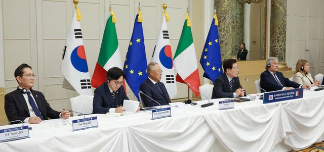 이재명 대통령이 12일(현지 시각) 이탈리아 로마의 한 호텔에서 열린 비즈니스 라운드테이블에서 발언하고 있다. [사진=연합뉴스]