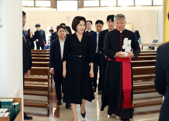 이재명 대통령과 함께 이탈리아를 국빈 방문한 김혜경 여사가 12일(현지 시각) 로마 한인신학원에서 열린 2027 서울 세계청년대회 관련 간담회를 마친 뒤 몬시뇰 정연정 원장과 간담회장을 나서고 있다. [사진=연합뉴스]