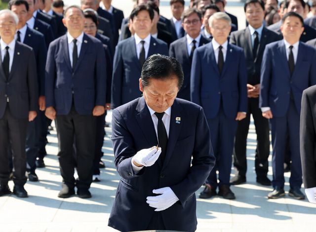 더불어민주당 정청래 대표가 12일 광주 북구 국립5ㆍ18민주묘지를 찾아 참배하고 있다.[사진=연합뉴스]