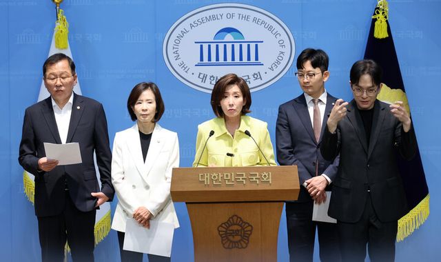 국민의힘 나경원 의원이 12일 국회 소통관에서 6·3 지방선거 부실 사태 관련 기자회견을 하고 있다. [사진=연합뉴스]