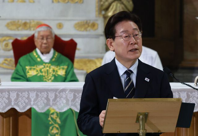 이재명 대통령이 14일(현지 시각) 이탈리아 로마 성 바오로 대성전에서 유흥식 추기경 집전으로 열린 '평화와 연대를 위한 특별 미사'에서 기념연설을 하고 있다. [사진=연합뉴스]