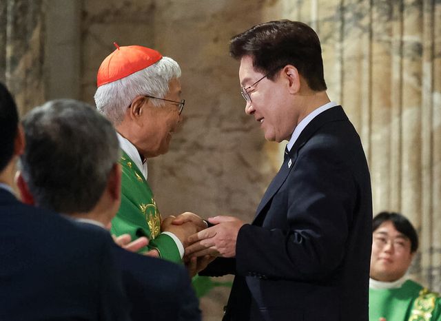 이재명 대통령이 14일(현지 시각) 이탈리아 로마 성 바오로 대성전에서 열린 '평화와 연대를 위한 특별 미사'에서 기념연설을 마친 뒤 유흥식 추기경과 손을 잡으며 인사를 나누고 있다. [사진=연합뉴스]