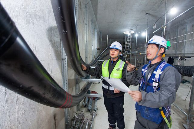 LS전선 직원이 세계 최대 송전 용량인 500kV급 HVDC 케이블이 투입되는 '동해안-신가평' 시공 현장을 점검하고 있다. [사진=LS전선]