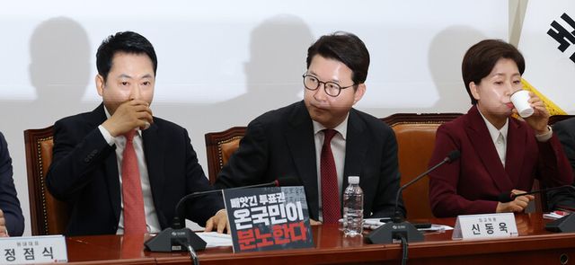 국민의힘 장동혁 대표(왼쪽)와&nbsp;양향자&nbsp;최고위원(오른쪽)이 15일 국회에서 열린 최고위원회의에서 물을 마시고 있다. 양 최고위원은 이날 발언을 통해 지도부 총사퇴를 제안했다.[사진=연합뉴스]