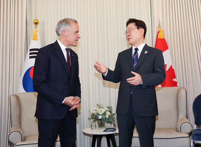 이재명 대통령과 마크 카니 캐나다 총리가 16일(현지 시각) 프랑스 에비앙레뱅 주요 7개국(G7) 정상회의장에서 양자 회담을 하고 있다. [사진=연합뉴스]