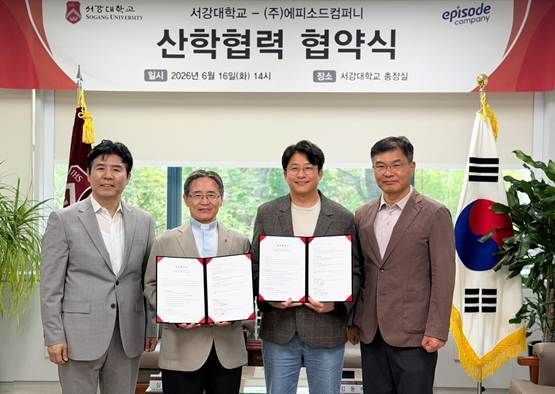 현대원 서강대 가상융합전문대학원 원장, 심종혁 서강대 총장, 김동하 에피소드컴퍼니 대표, 박창신 에피소드컴퍼니 의장이 16일 오후 서울 마포구 서강대 총장실에서 열린 에피소드컴퍼니-서강대 가상융합전문대학원 산학협력 협약식에서 기념촬영을 하고 있다. [사진=에피소드컴퍼니)