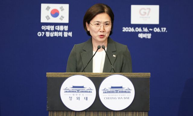 이재명 대통령의 주요 7개국(G7) 정상회의 참석을 수행한 오현주 국가안보실 3차장이 17일(현지 시각) 스위스 제네바 한 호텔의 한국 프레스센터에서 G7 결과에 대해 설명하고 있다.