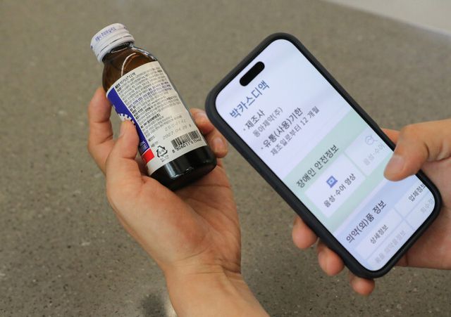 동아제약이 스마트폰 바코드 스캔으로 제품 안전정보를 확인할 수 있는 ‘의약외품 모바일 간편검색서비스’를 주요 제품 49개 품목에 적용했다