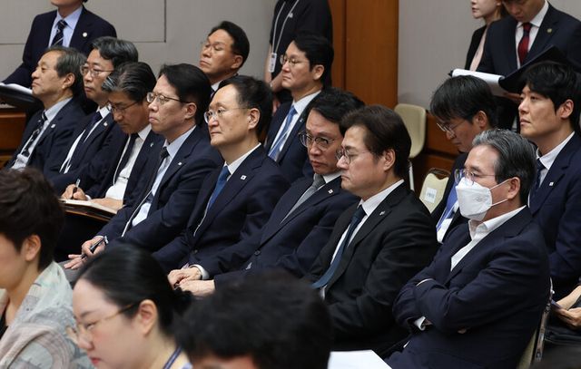 19일 청와대 춘추관에서 열린 이재명 대통령의 G7참석·유럽순방 결과 브리핑에 청와대 수석들이 배석해 있다. [사진=연합뉴스]