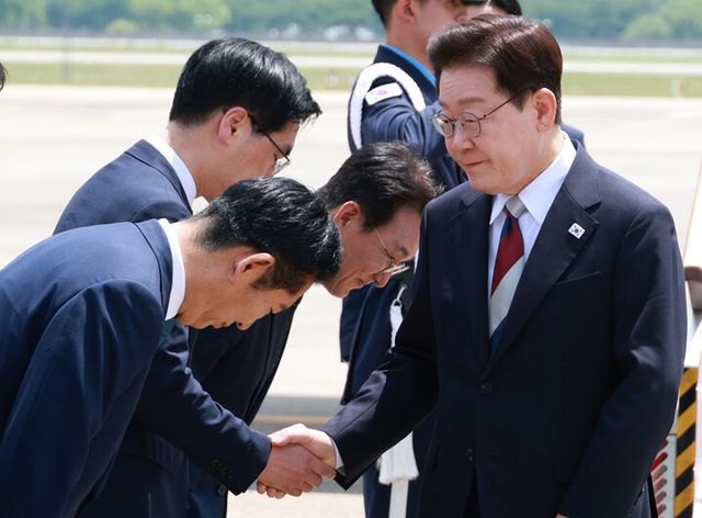 G7 정상회의와 유럽 순방을 마치고 귀국한 이재명 대통령이 18일 성남 서울공항에서 환영나온 더불어민주당 정청래 대표와 인사하고 있다. [사진=연합뉴스]
