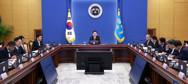 이재명 대통령이 19일 청와대에서 열린 수석보좌관회의에서 발언하고 있다. [사진=연합뉴스]