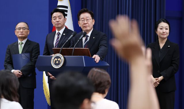 이재명 대통령이 19일 청와대 춘추관에서 G7 참석·유럽 순방 결과 브리핑을 마친 뒤 취재진의 질문을 받고 있다. [사진=연합뉴스]