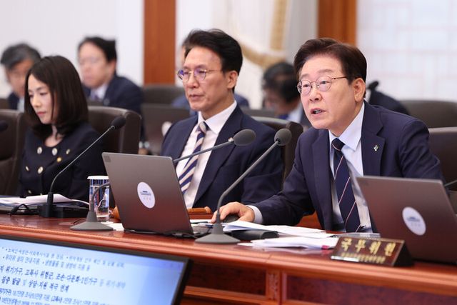 이재명 대통령이 2일 청와대에서 열린 국무회의 겸 비상경제점검회의에서 발언하고 있다. [사진=연합뉴스]