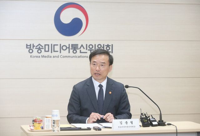 김종철 방송미디어통신위원회 위원장이 30일 정부과천청사에서 진행된 ‘취임 100일 출입기자 간담회’에서 인사말을 하고 있다. [사진=방미통위]
