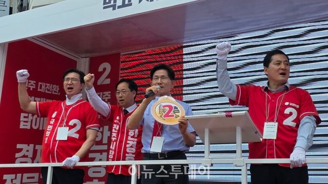 마패 전달 모습(사진 왼쪽부터 강민국 의원, 한경호 진주시장&nbsp; 후보, 김문수 전 대통령 후보, 박대출 의원)