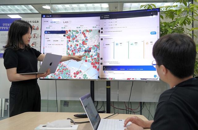 AI 관제·진단 에이전트 'C-One'을 통해 네트워크 품질을 모니터링 중인 SK브로드밴드 구성원들의 모습. [사진=SK브로드밴드]&nbsp;