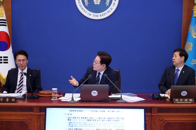 이재명 대통령이 2일 청와대에서 열린 국무회의 겸 비상경제점검회의에서 발언하고 있다. [사진=연합뉴스]