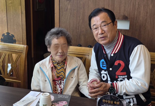 이현재 국민의힘 하남시장 후보가 지역 어르신과 손을 맞잡고 대화를 나누고 있다. 이 후보는 선거운동 기간 시민들의 목소리를 직접 듣는 현장 중심 행보를 이어가며 지지를 호소하고 있다. [사진=이현재 후보 캠프]