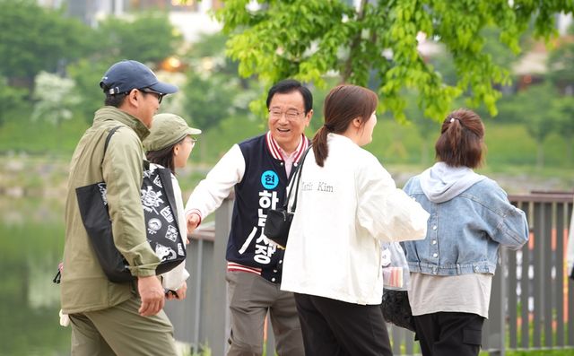 이현재 국민의힘 하남시장 후보가 시민들과 산책로를 함께 걸으며 인사를 나누고 있다. 이 후보는 선거운동 기간 현장을 찾아 시민들의 의견을 청취하며 소통 행보를 이어가고 있다. [사진=이현재 후보 캠프]