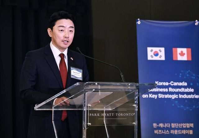이재명 대통령의 전략경제협력 특사 자격으로 캐나다를 찾은 강훈식 비서실장이 1일(현지 시각) 토론토 파크 하얏트 호텔에서 열린 한-캐 첨단산업협력 비즈니스 라운드테이블에서 발언하고 있다. [사진=강훈식 실장 소셜미디어]