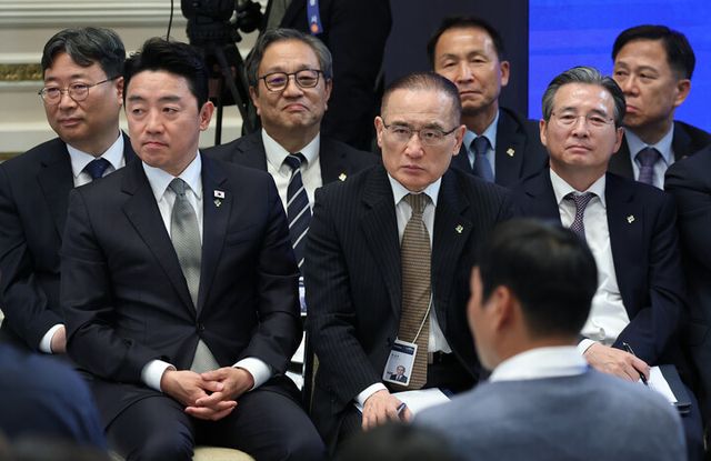 강훈식 비서실장, 위성락 국가안보실장, 김용범 정책실장 등 참모진이 지난 8일 청와대 영빈관에서 열린 이재명 대통령 취임 1주년 기자회견에서 대통령 발언을 듣고 있다. [사진=연합뉴스]