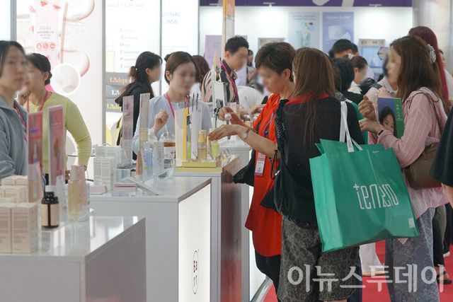 서울 강남구 코엑스에서 열린 ‘2026 서울국제화장품·미용산업박람회’를 찾은 외국인 방문객들이 참가업체 부스를 둘러보고 있다. [사진=이뉴스투데이DB]