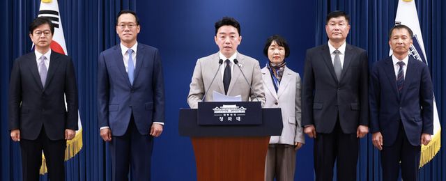 강훈식 비서실장이 21일 청와대 기자회견장에서 이재명 대통령이 새로 임명한 참모들과 인사 관련 브리핑을 하고 있다.강 비서실장 뒤로 왼쪽부터 홍보소통수석 성기홍 전 연합뉴스 사장, 민정수석비서관 한찬식 김앤장법률사무소 변호사, 사회수석비서관 김경자 우석대 객원교수, 국가안보실 1차장 강건작 대통령직속 미래국방전략위원회 위원, 국가안보실 3차장 송기호 경제안보비서관.[사진=연합뉴스]
