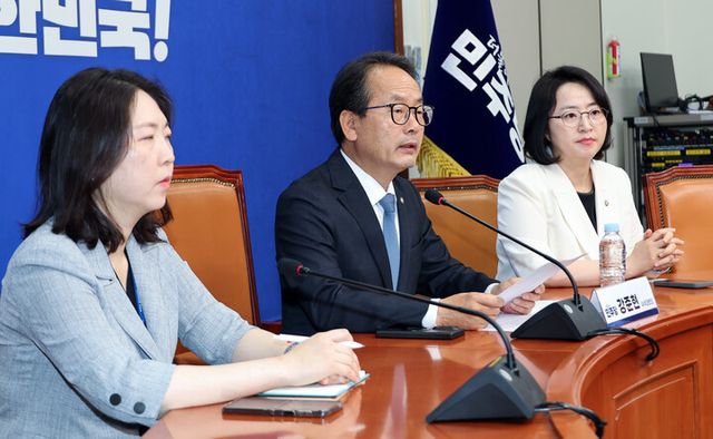 더불어민주당 강준현 수석대변인이 12일 국회에서 현안 관련 기자간담회를 열고 있다.[사진=연합뉴스]